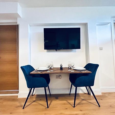 Private 2 Bed Guest House - Van Parking, M25 & A1 Connections Potters Bar Exterior photo
